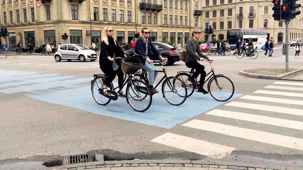 drei fahrradfahrer auf einem radweg