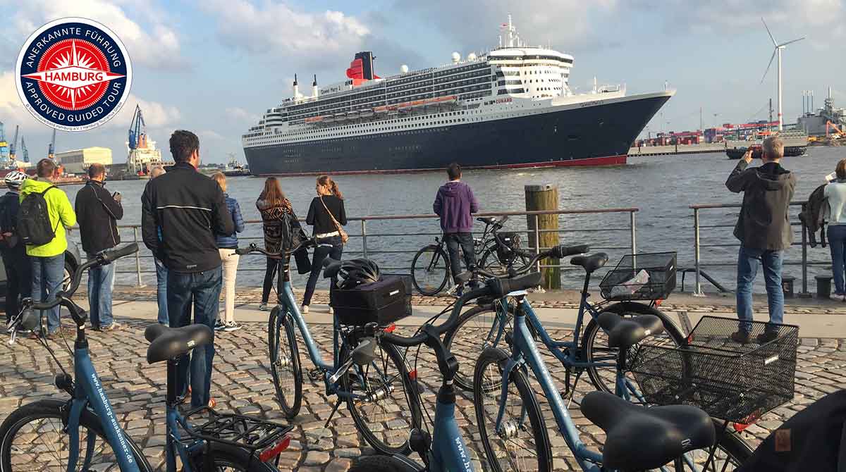 fahrräder vor dem schiff queen mary 2, hafen fahrradtour hamburg