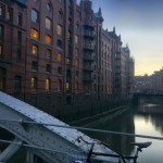 hamburg speicherstadt mit fahrrad an einer bruecke