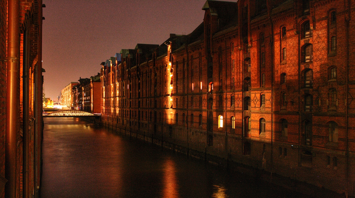 Hamburg Auskenner Speicherstadt Abend beleuchtet