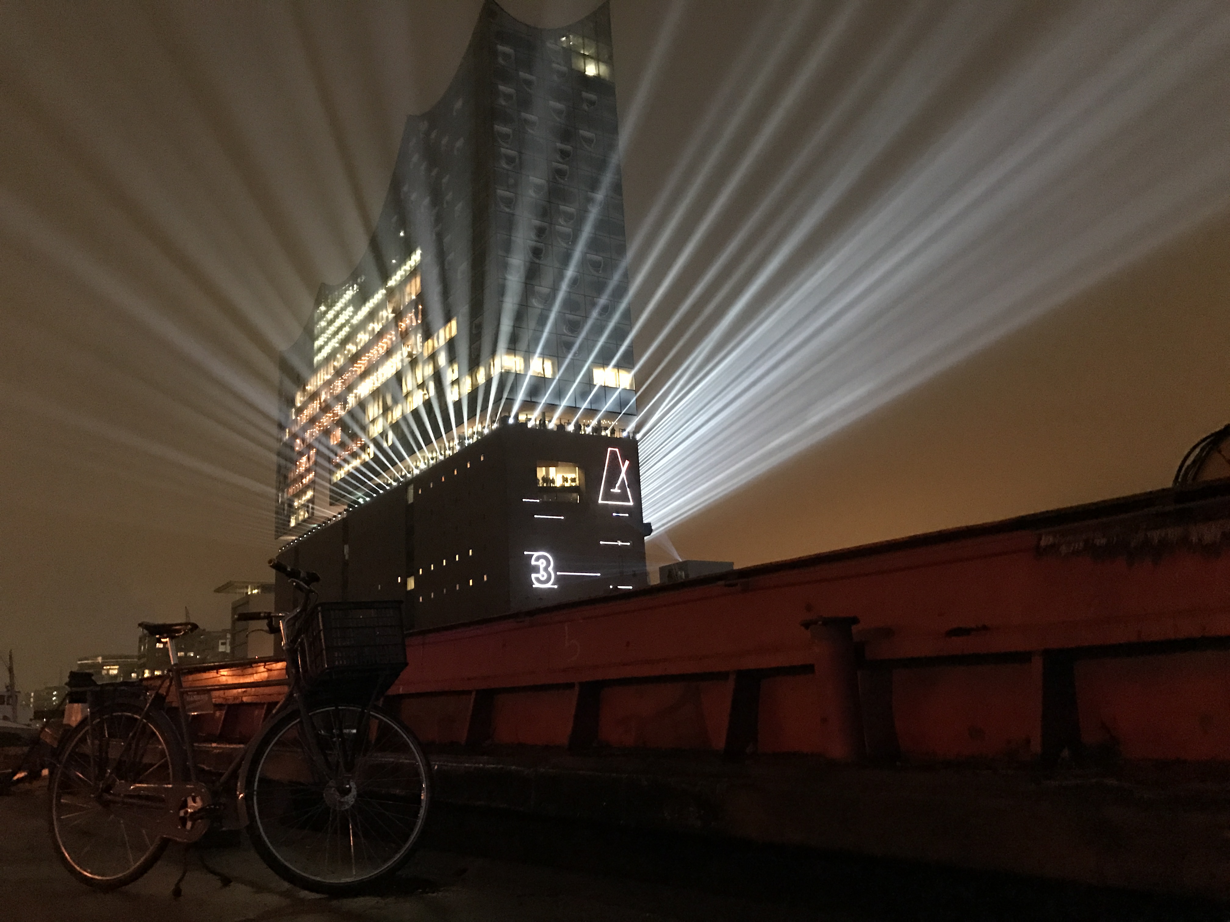 Elbphilharmonie hell beleuchtet zur Eröffnung im Januar 2017