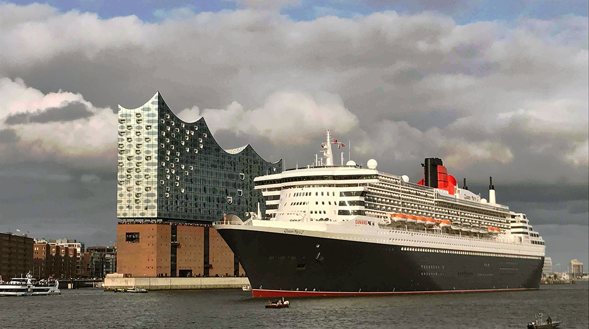 Queen Mary 2 fährt an der Elbphilharmonie vorbei