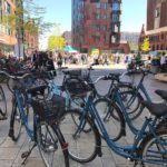 Blaue Fahrrader der Hamburg Auskenner in der Hafencity