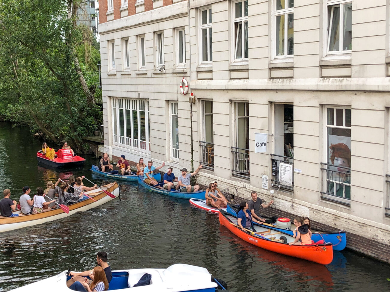 Kajak und Ruderboote auf einem Kanal der Alster. Entdeckt auf einer Alster Radtour in Hamburg