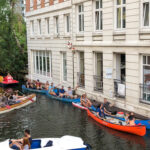 Kajak und Ruderboote auf einem Kanal der Alster. Entdeckt auf einer Alster Radtour in Hamburg