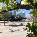 Magellanterassen mit Blick auf Elbphilharmonie im Sommer