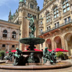 Hamburger Rathaus, Ehrenhof, Brunnen, Hamburg Auskenner